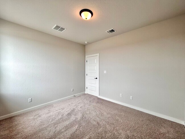 Building Photo - Modern 5/BR 4/BA with Stylish Finishes, Sp...