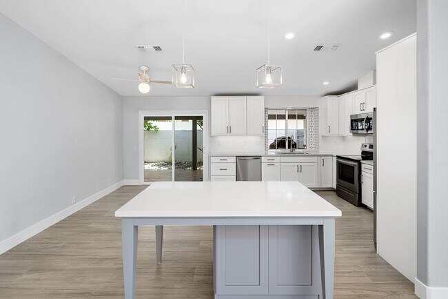 Building Photo - 54140 Avenida Mendoza