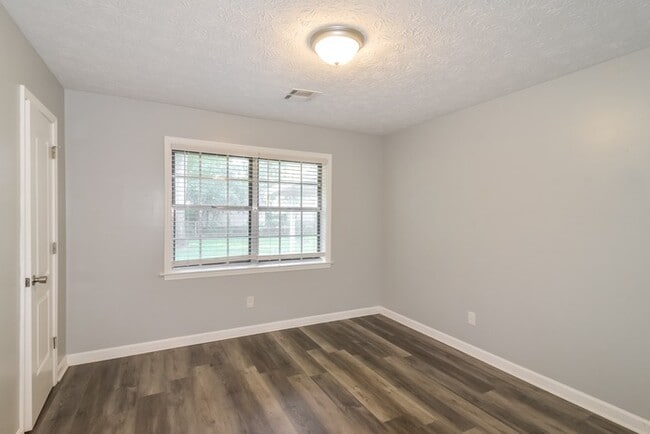 Building Photo - 104 Rosewood Dr
