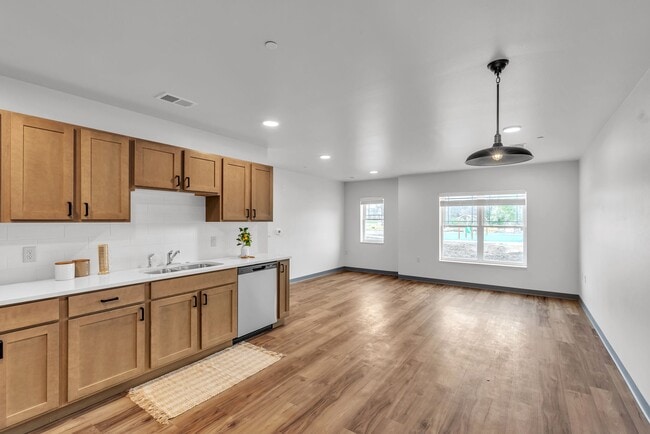 Building Photo - Lindoo School Apartments and Townhomes