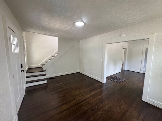 Building Photo - Newly updated 3 bedroom 1 bath with hardwo...