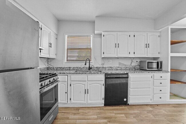 Building Photo - 5121 Beautonne Ave
