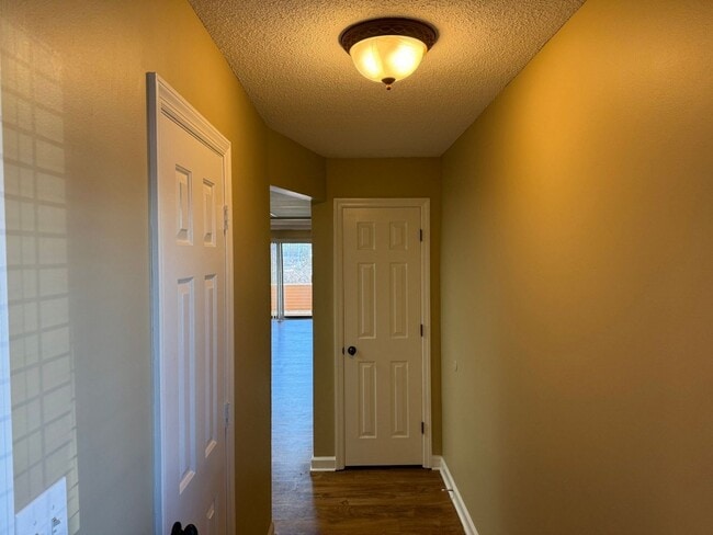 Building Photo - ** Holiday Special ** No rent until January 1st, 2026 plus $100 CASH bonus - Exp. 12/31/25