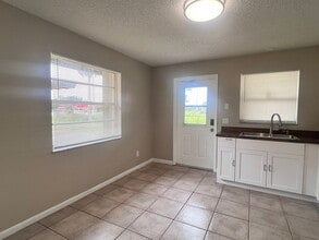 Building Photo - Rare Find - Prime Location