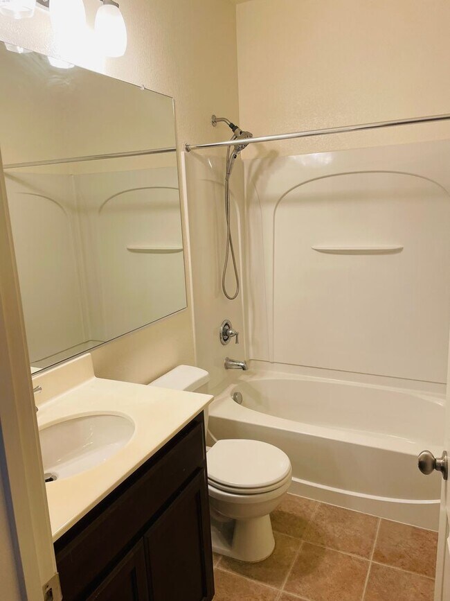 Building Photo - Modern 2 bed/2.5 bath with BONUS ROOM in West Sac