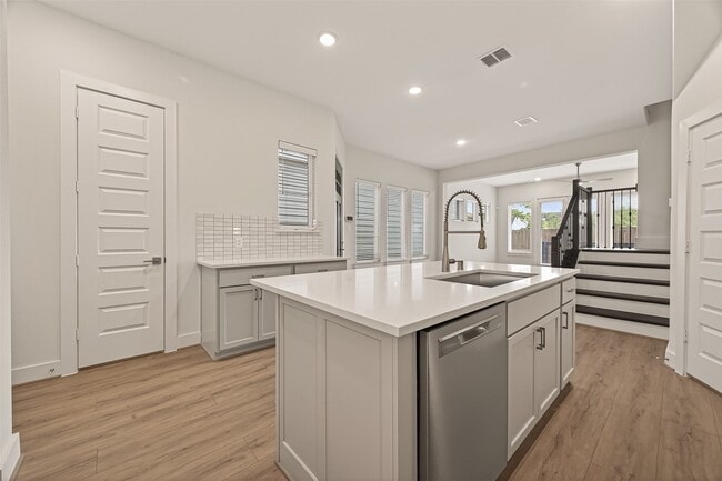 Building Photo - 910 W 21st St