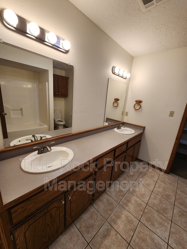 Building Photo - 628 W 22nd St