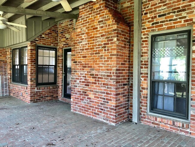 Building Photo - Gorgeous Interiors in this BONUS SPACE + 4 Bedroom  2 Bathroom Home!