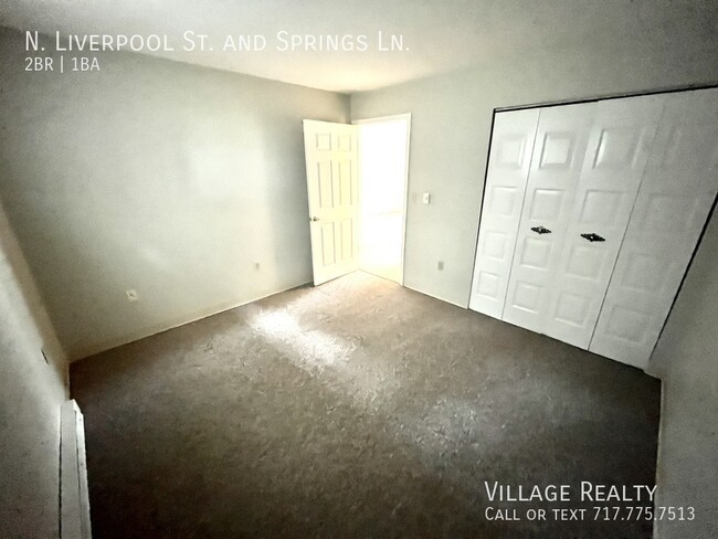 Building Photo - No steps! Affordable 2-Bed Convenient to I...