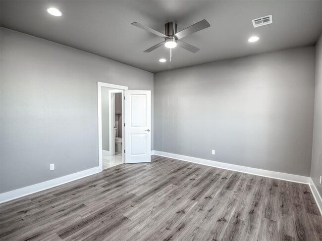 Building Photo - 609 Abadan Dr