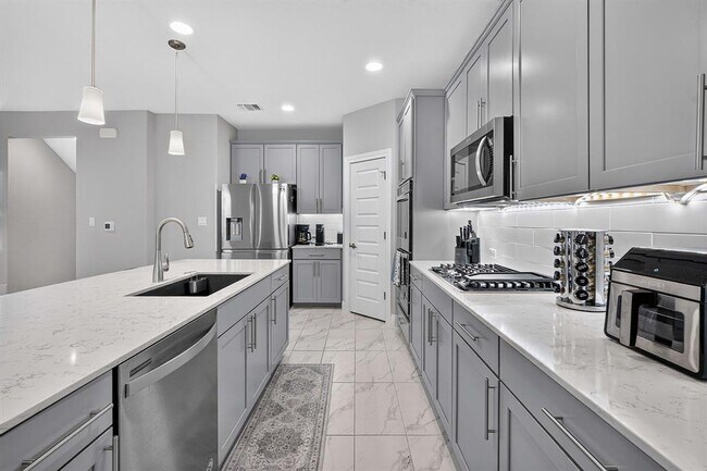 Building Photo - 15820 Celosia St