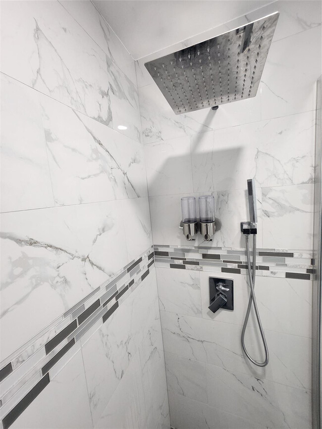 Building Photo - 3667 Carambola Cir N