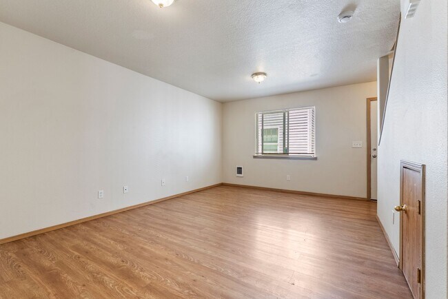 Building Photo - Spacious 2-Bedroom Townhome in SE Portland
