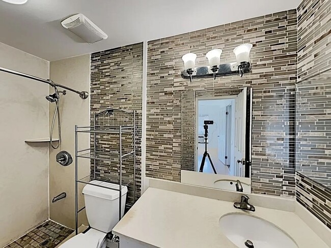 Building Photo - Charming 1-bedroom, 1-bathroom residence located in Ewa Beach