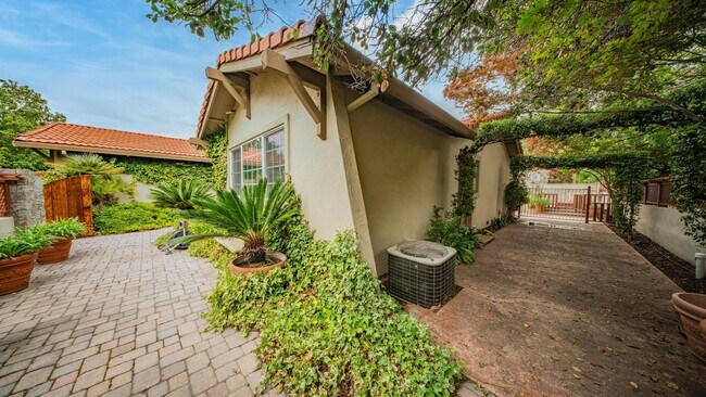 Building Photo - 22 Greengate Ct