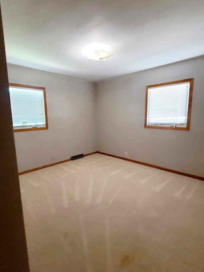 Building Photo - 608 Cataract Ave