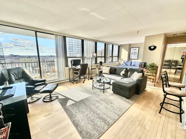 Building Photo - 2740 N Pine Grove Ave