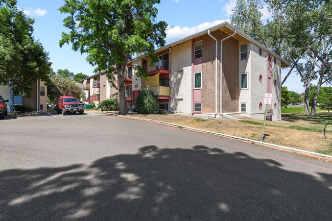 Building Photo - Updated 2B/1B Condo in The Cottonwood Vill...