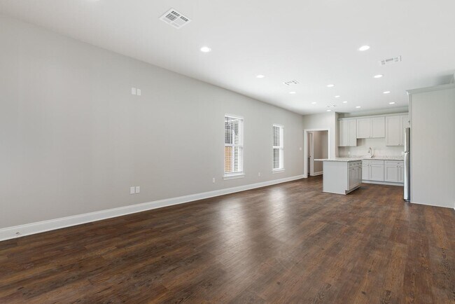 Building Photo - 518 Main St