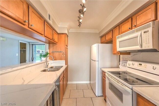 Building Photo - 714 Oakmont Ave