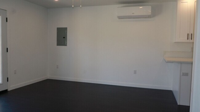 Building Photo - Private 1BR w/ Parking & Patio – Prime Location.