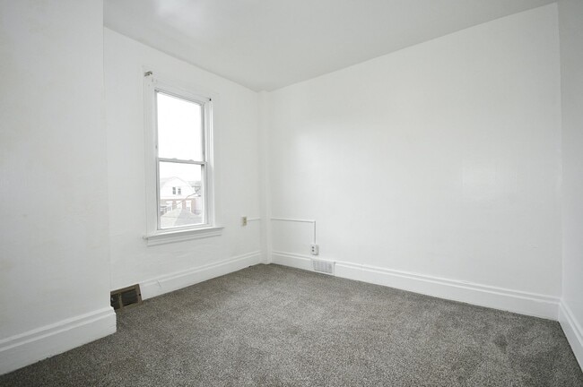 Building Photo - Updated 3 bed/1 bath House with garage!