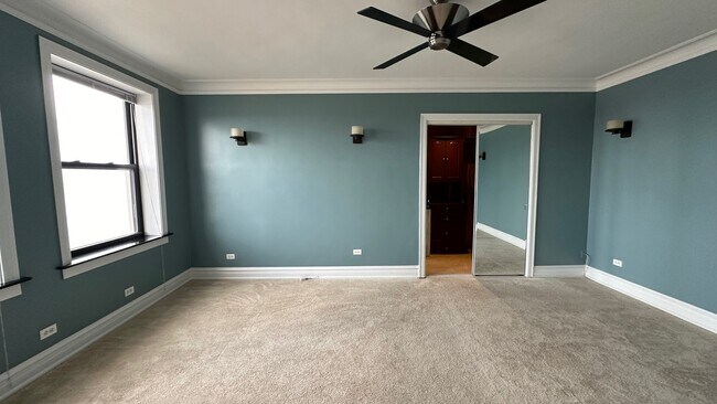 Building Photo - 1205 W Sherwin Ave