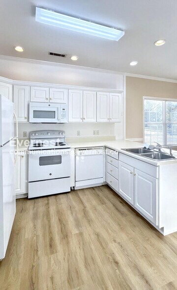 Building Photo - 101 W Bush St