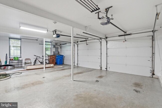 Building Photo - 1316 Heller Dr