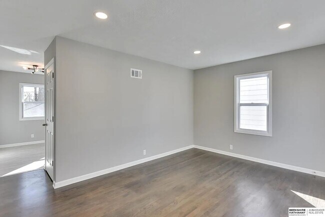 Building Photo - Fully Renovated Florence Gem with Modern Finishes & Historic Charm