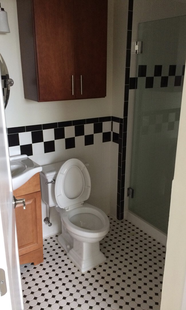 Building Photo - 827 N State St