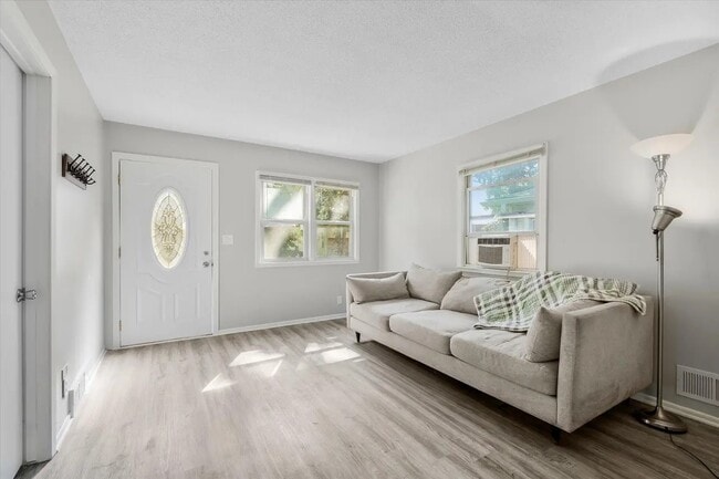 Building Photo - 928 8th Ave S