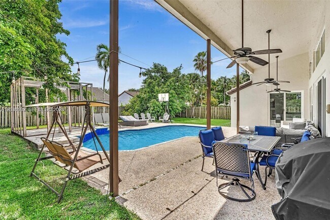 Building Photo - 3877 Bimini Ave