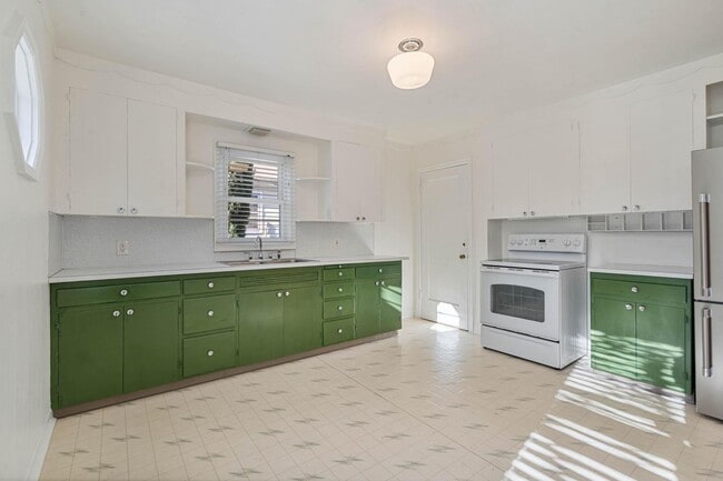 Building Photo - Adorable 2-bdrm/1-bath mid-century modern. Private backyard, sauna, washer/dryer, & more!