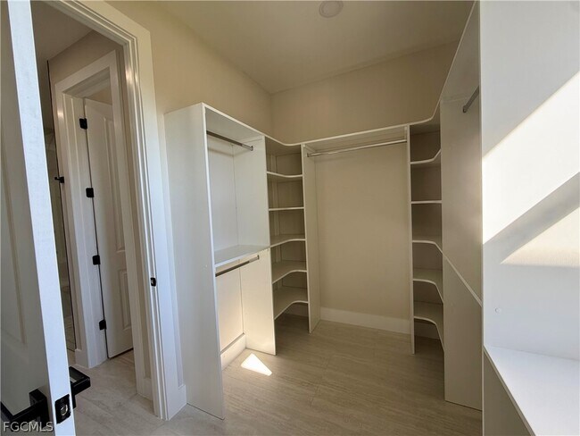 Building Photo - 102 NE 8th Pl