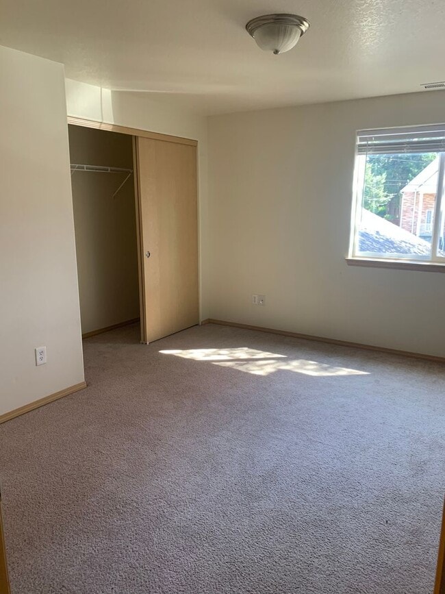 Building Photo - Camas Townhome with Beautiful Grey Laminate Flooring and Attached Garage