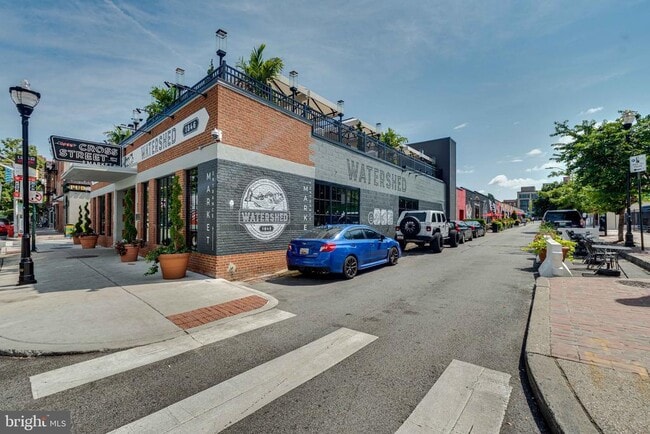 Building Photo - 910 S Charles St