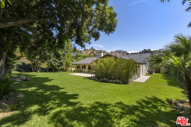 Building Photo - 9258 Swallow Dr