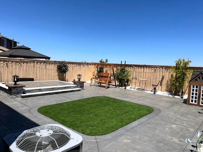 Building Photo - Move-In Special! Get 2 Weeks Free on Secon...
