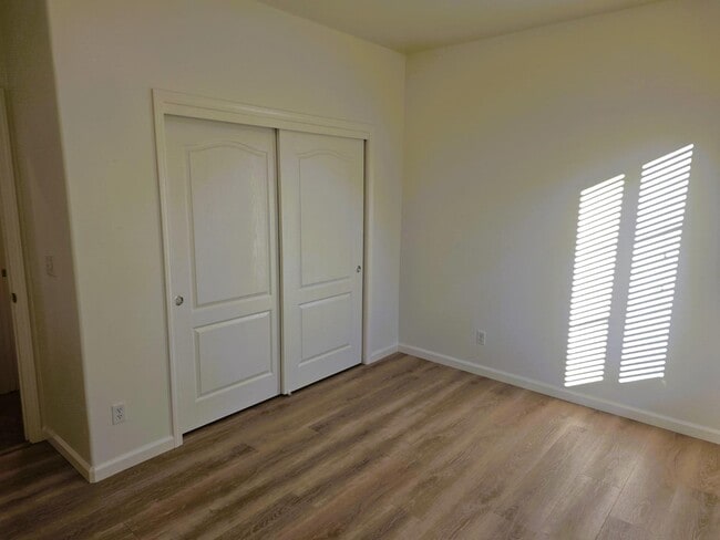 Building Photo - 3479 Sussex Ave