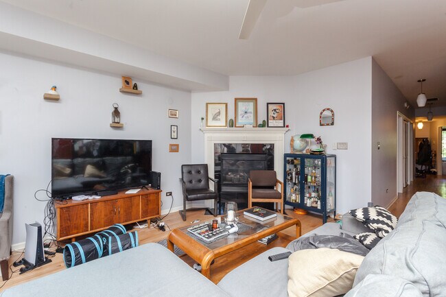 Building Photo - 1357 N Artesian Ave