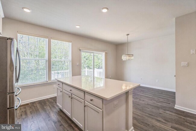 Building Photo - 10 Lilac Cir