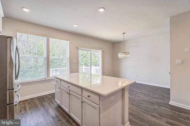 Building Photo - 11 Lilac Cir
