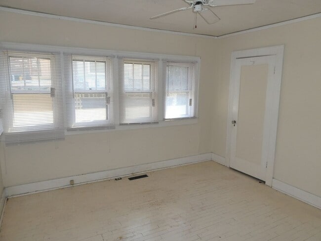 Building Photo - 2 bed/1 bath house walking distance to Cam...