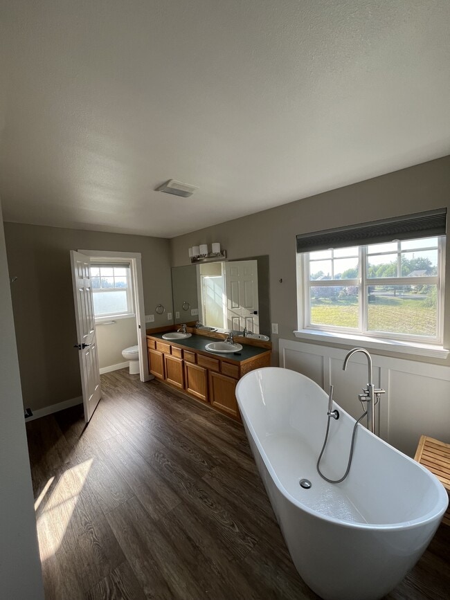 Building Photo - 1341 Colony Ct