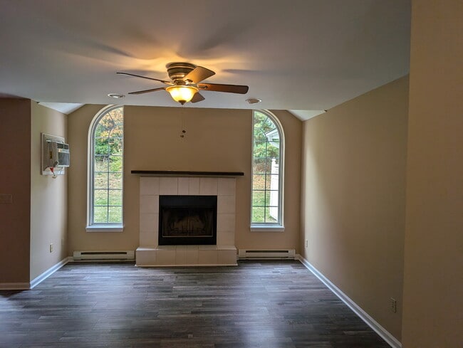 Primary Photo - 605 Country Acres Ct