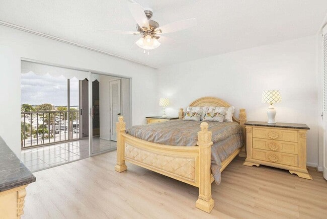 Building Photo - 907 Marina Dr