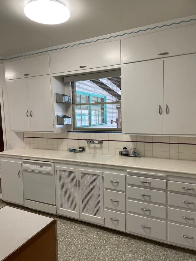 Building Photo - Great 2 Bedroom 1 Bathroom Home in Land Park