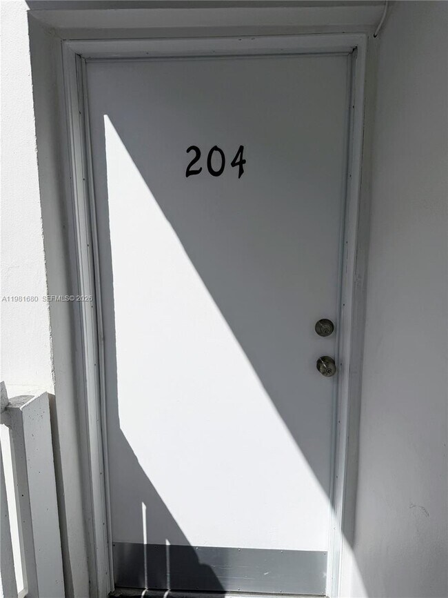 Building Photo - 2001 Bay Dr