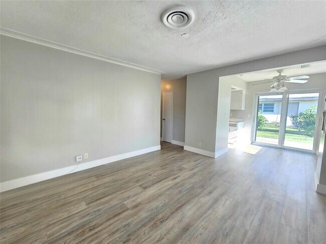 Building Photo - 2110 NE 41st St